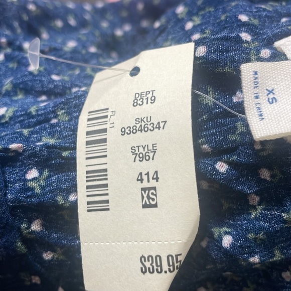 Aeropostale Floral Lace-Trim V-Neck Cropped Cami - Picture 9 of 9